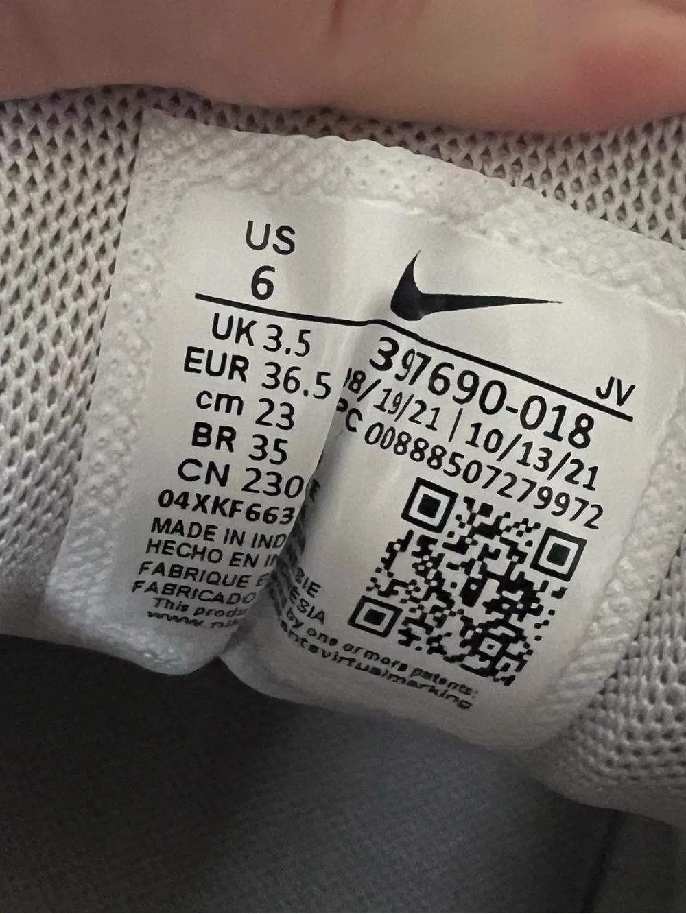 Nike Women’s Light Gray Athletic Sneakers